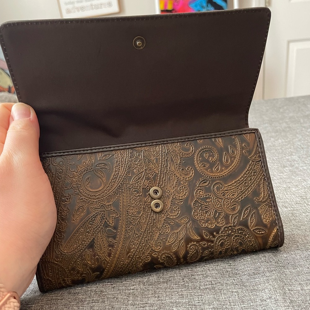 Relic Trifold Wallet in Distressed Brown ✨ - Picture 3 of 6